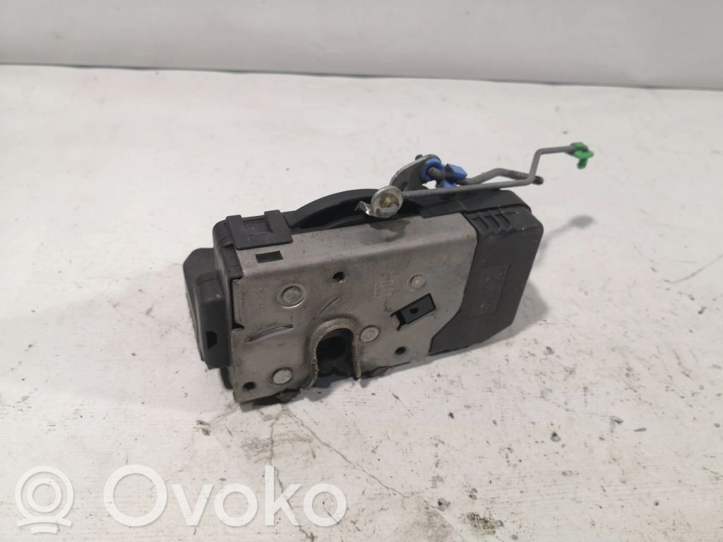 Opel Vivaro Front door lock 