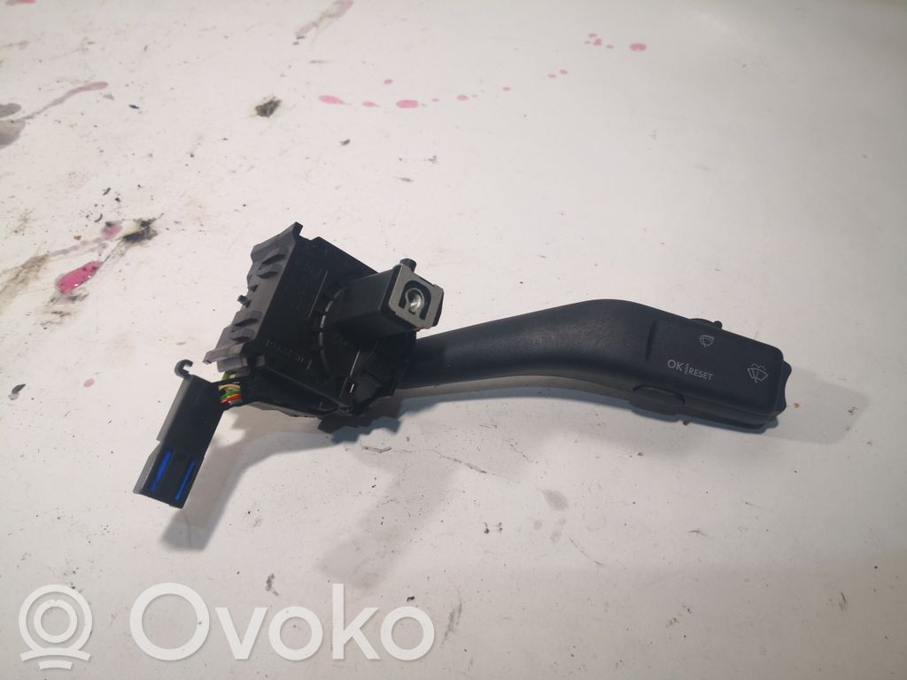Skoda Octavia Mk2 (1Z) Palanca de control del limpiaparabrisas 