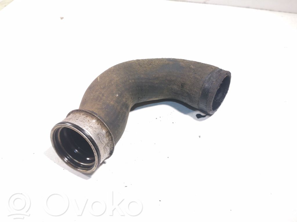 Volkswagen PASSAT B5.5 Tube d'admission de tuyau de refroidisseur intermédiaire 