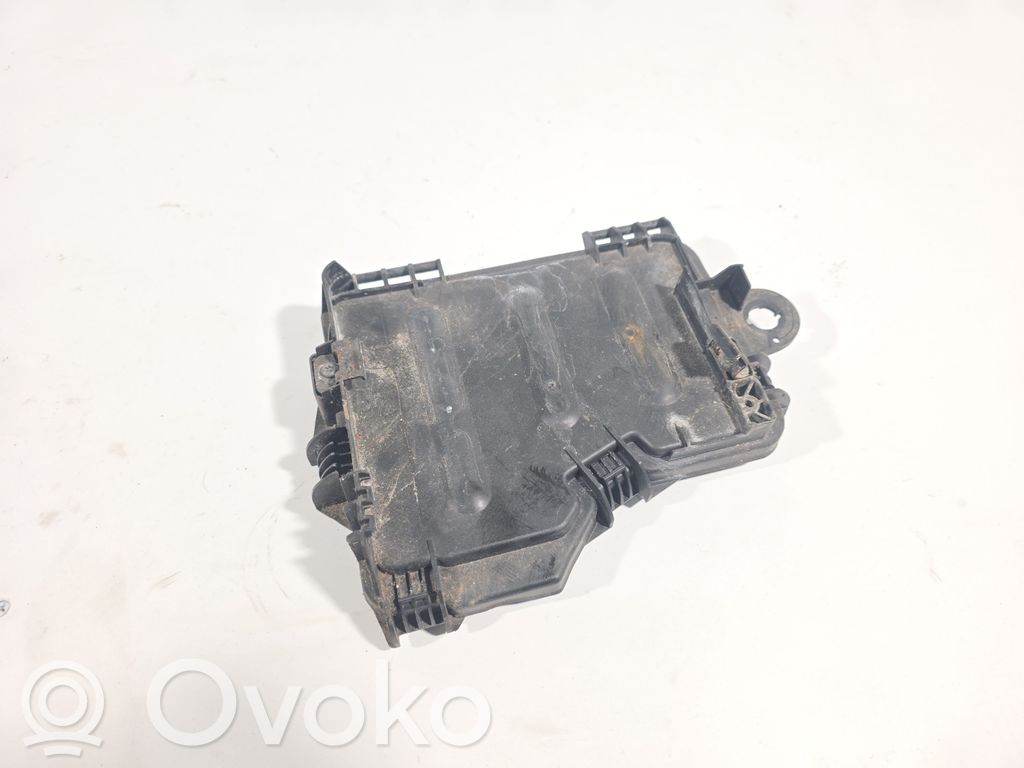 Audi A8 S8 D3 4E Dangtelis saugiklių dėžės 