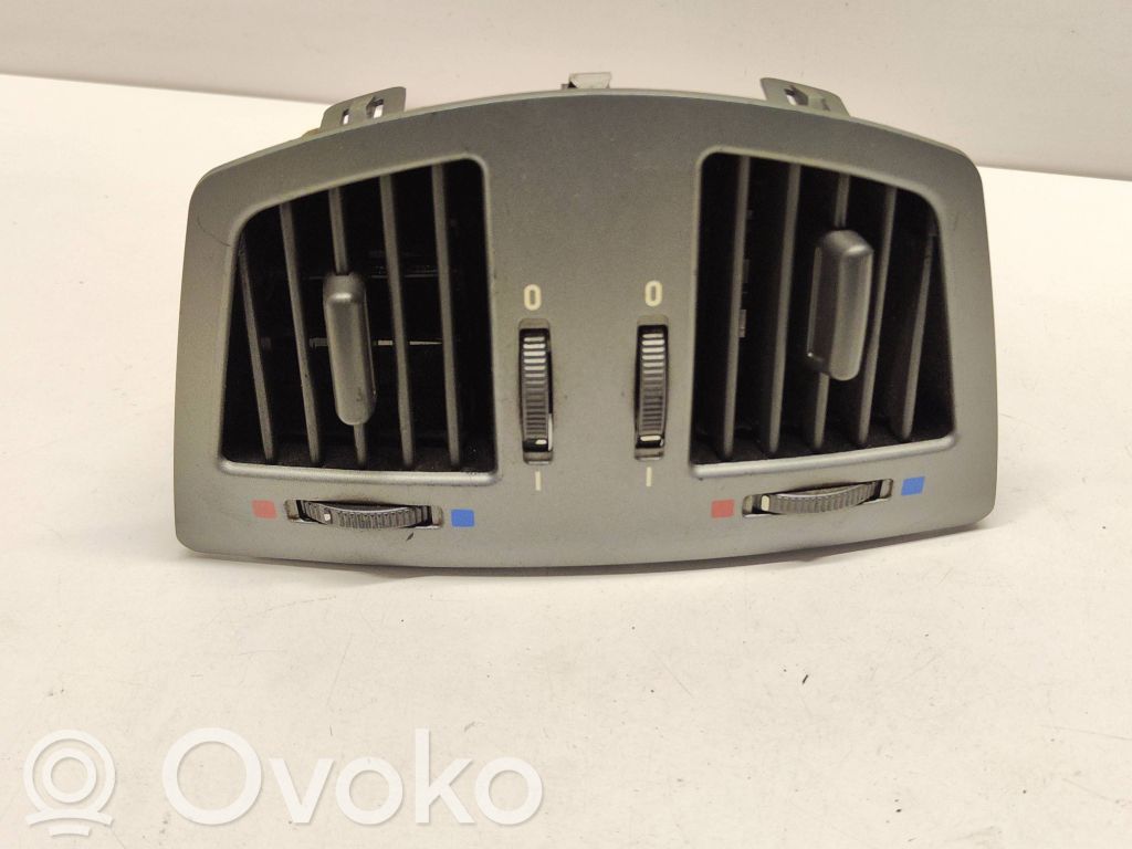 BMW 7 E65 E66 Oro grotelės gale 