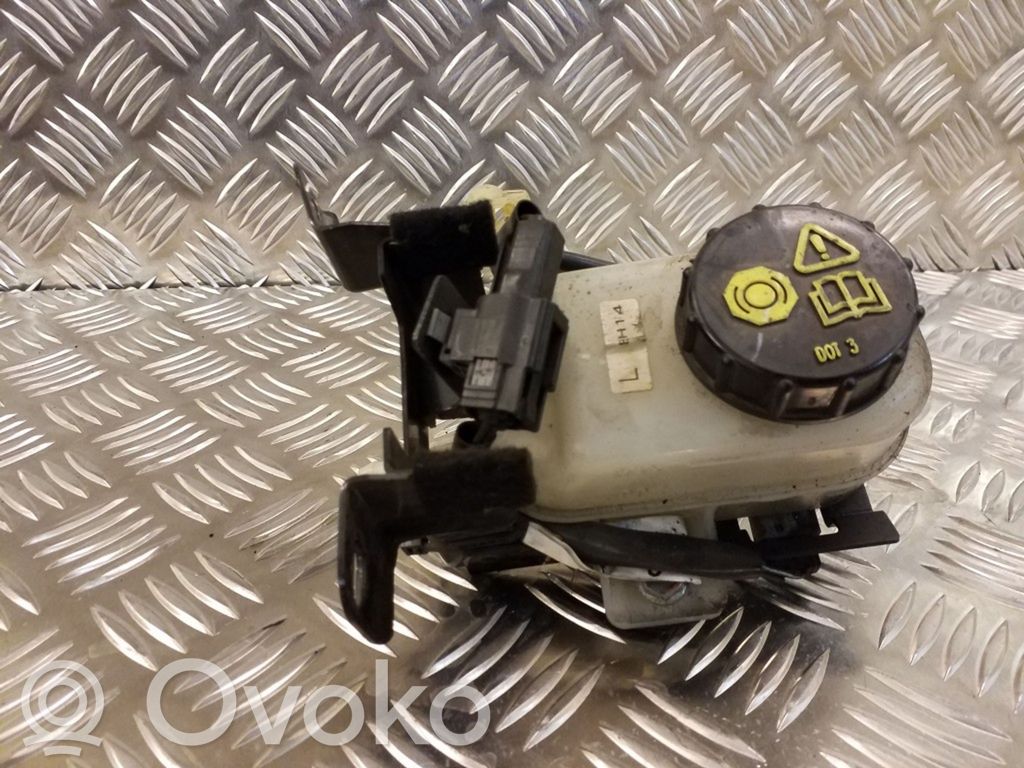 Mazda CX-7 Brake fluid reservoir 
