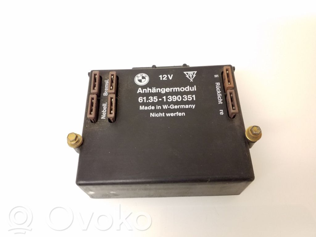 BMW 7 E32 Piekabes āķa vadības bloks 