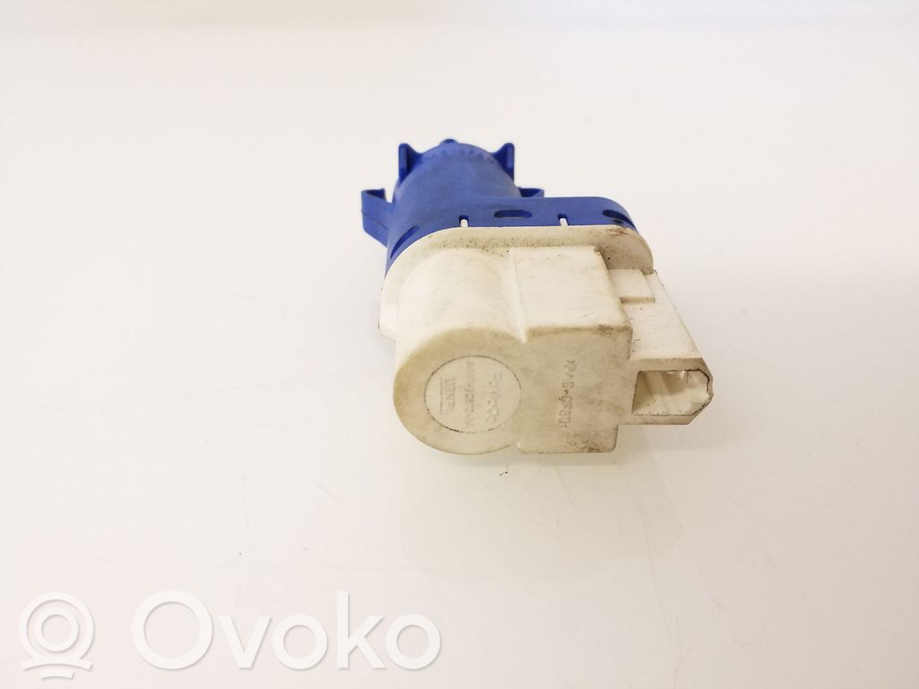 Interruptor sensor del pedal de freno   AA679C872AA