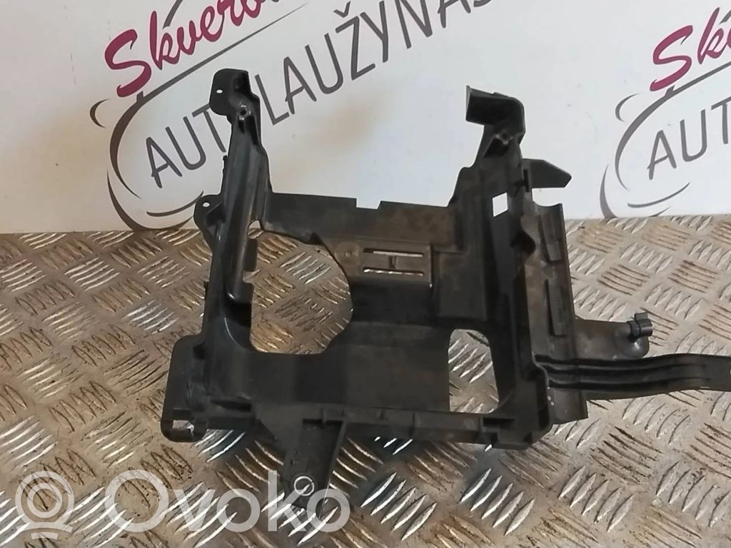 Audi A4 S4 B9 Moottorin ohjausyksikön pidike 