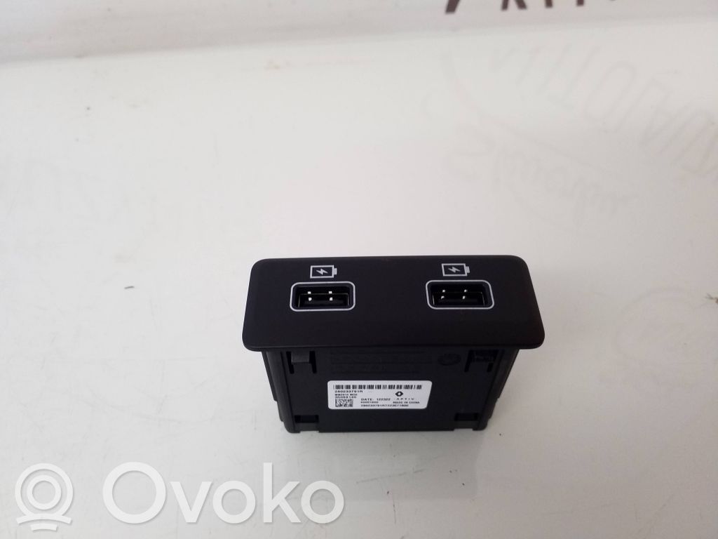 Renault Express Gniazdo / Złącze USB 