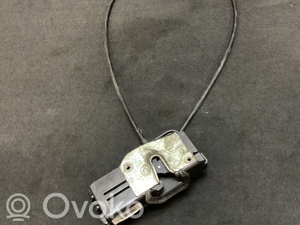 Tesla Model S Aizmugurē slēdzene 