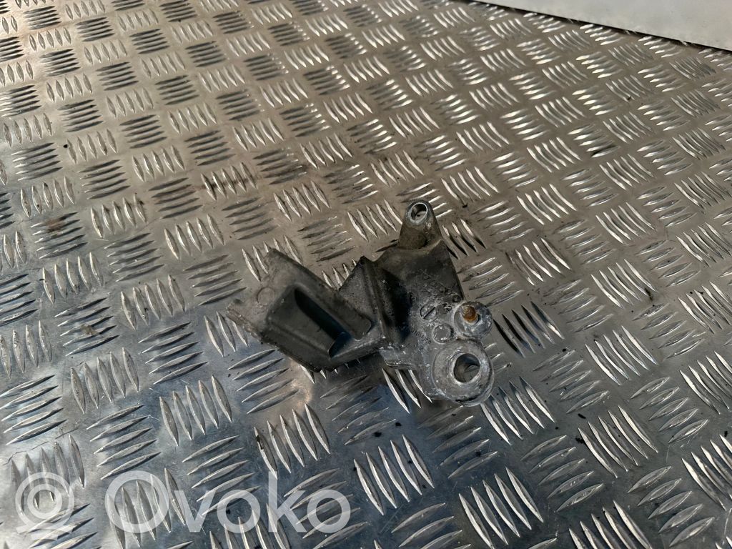 Volvo V60 Engine mounting bracket 