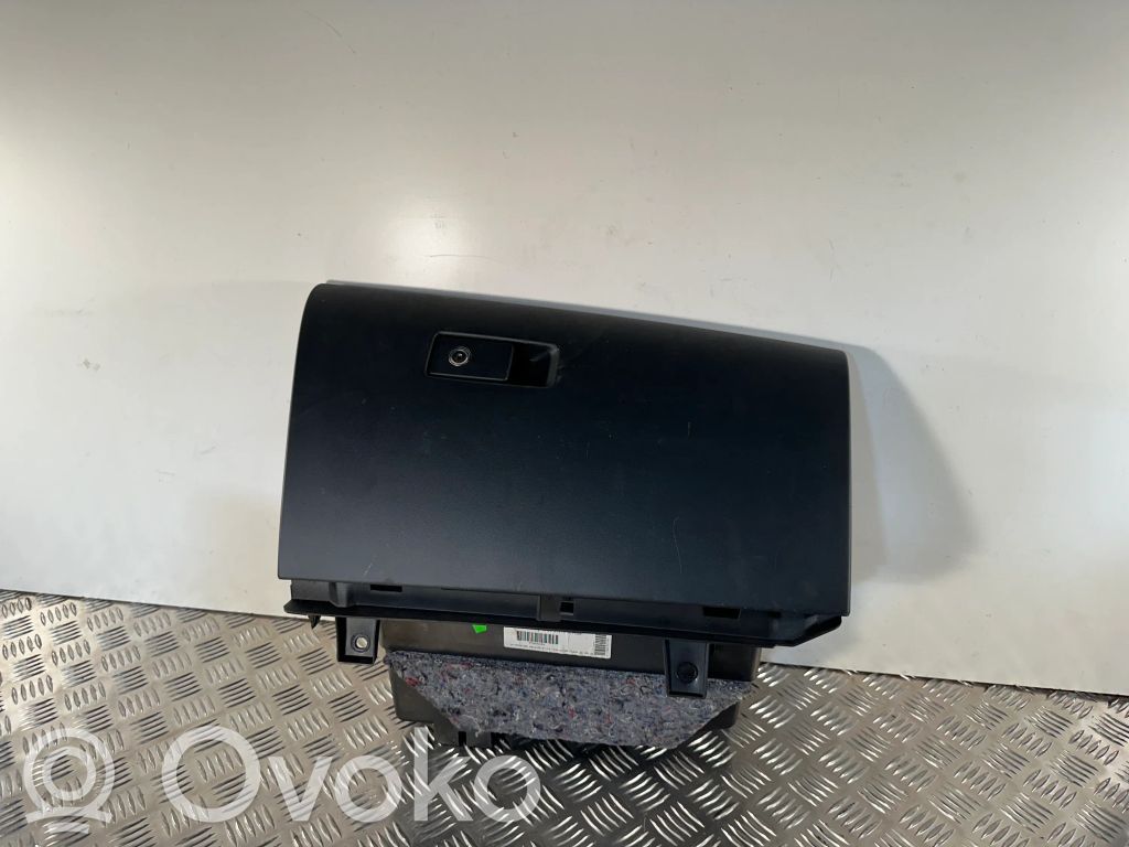 Volvo V60 Glove box 