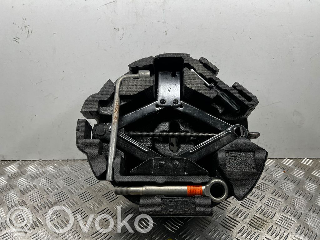 Subaru Outback Vararenkaan osion verhoilu 