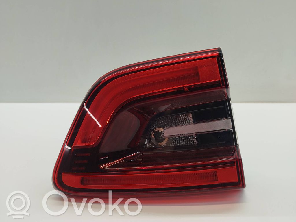Renault Kadjar Aizmugurējais lukturis pārsegā 