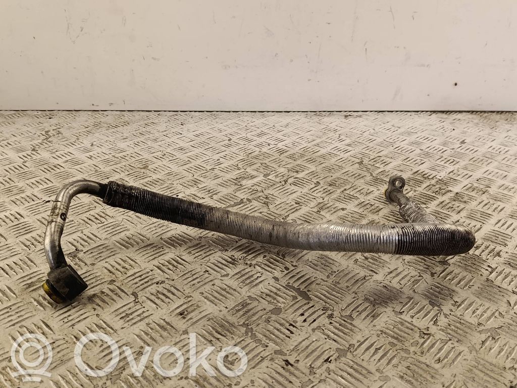 Ilmastointilaitteen putki (A/C)   6988883