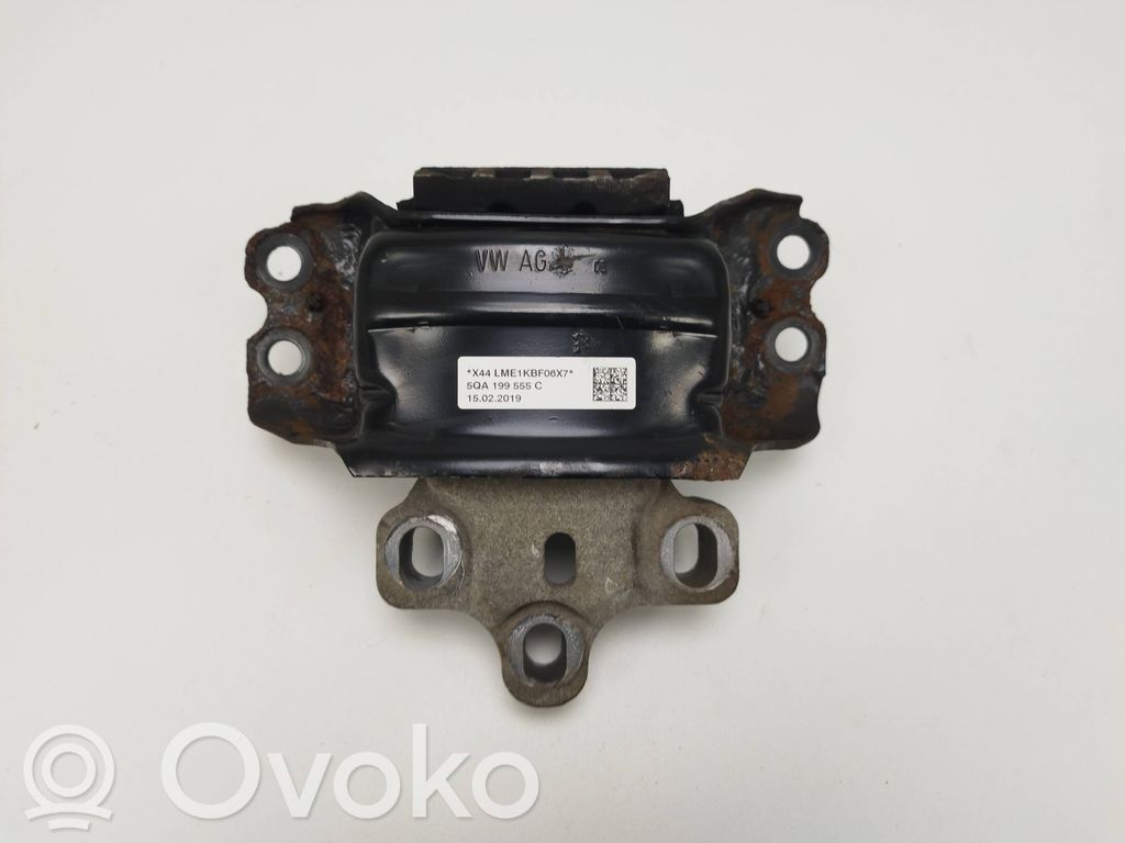 Volkswagen Tiguan Engine mount bracket 