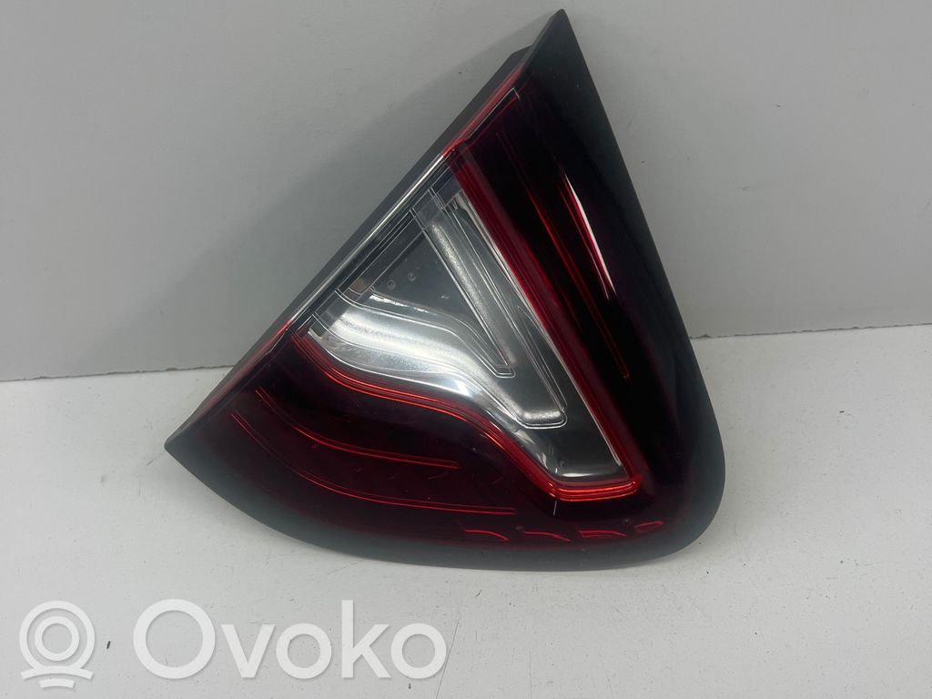 Renault Captur Galinis žibintas dangtyje 