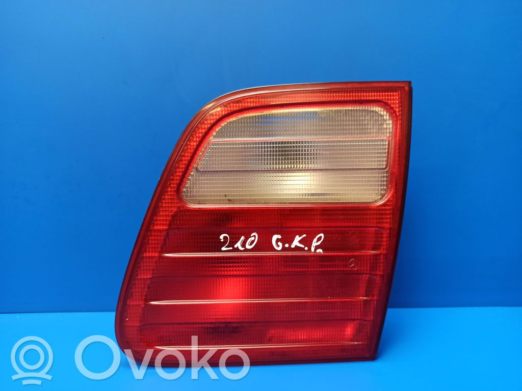 Mercedes-Benz E W210 Aizmugurējais lukturis pārsegā 