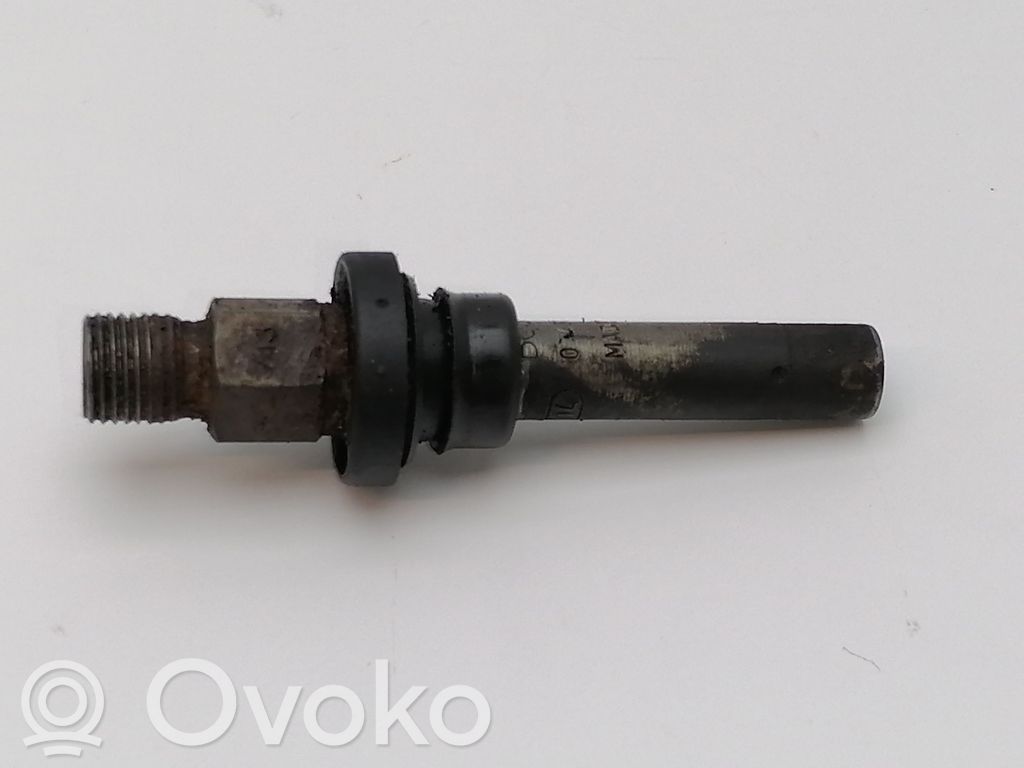 Mercedes-Benz 380 560SEC C126 Fuel injector 