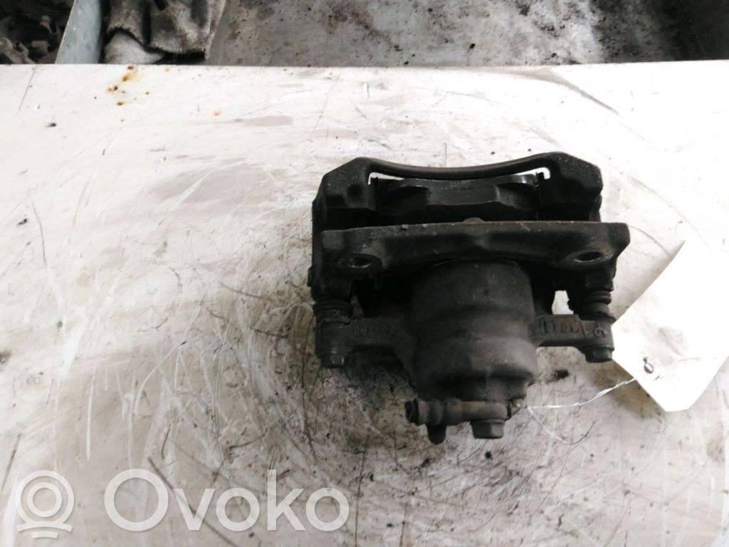 Toyota Aygo AB10 Zacisk hamulcowy przedni 