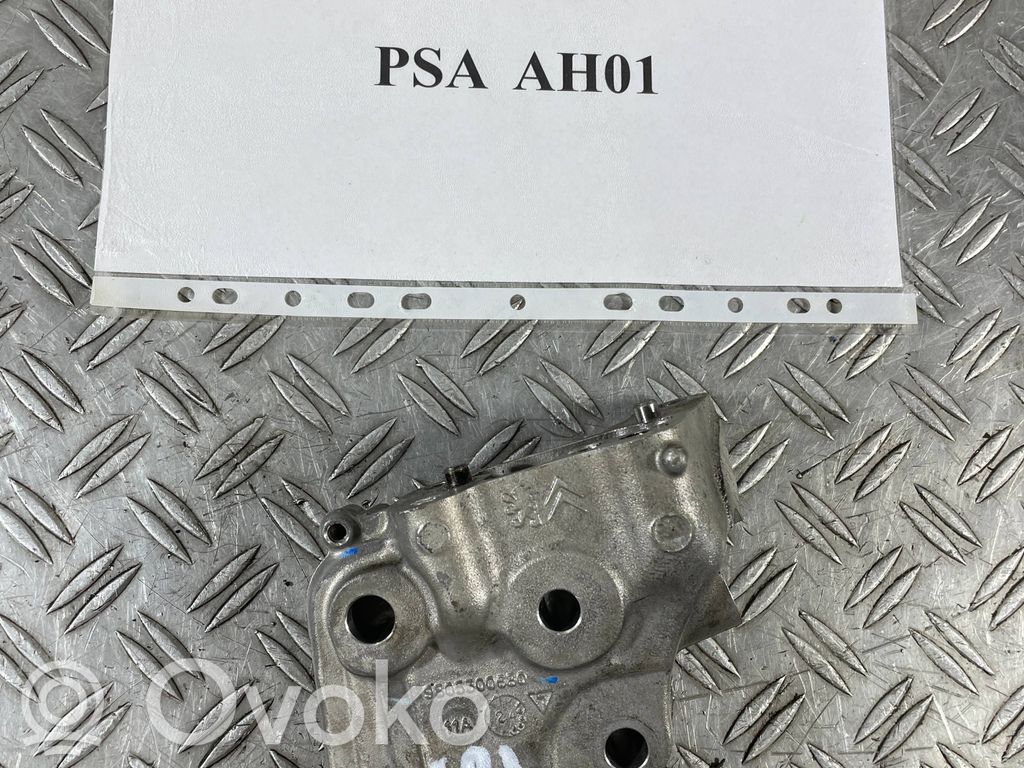 Opel Vivaro Engine mounting bracket 