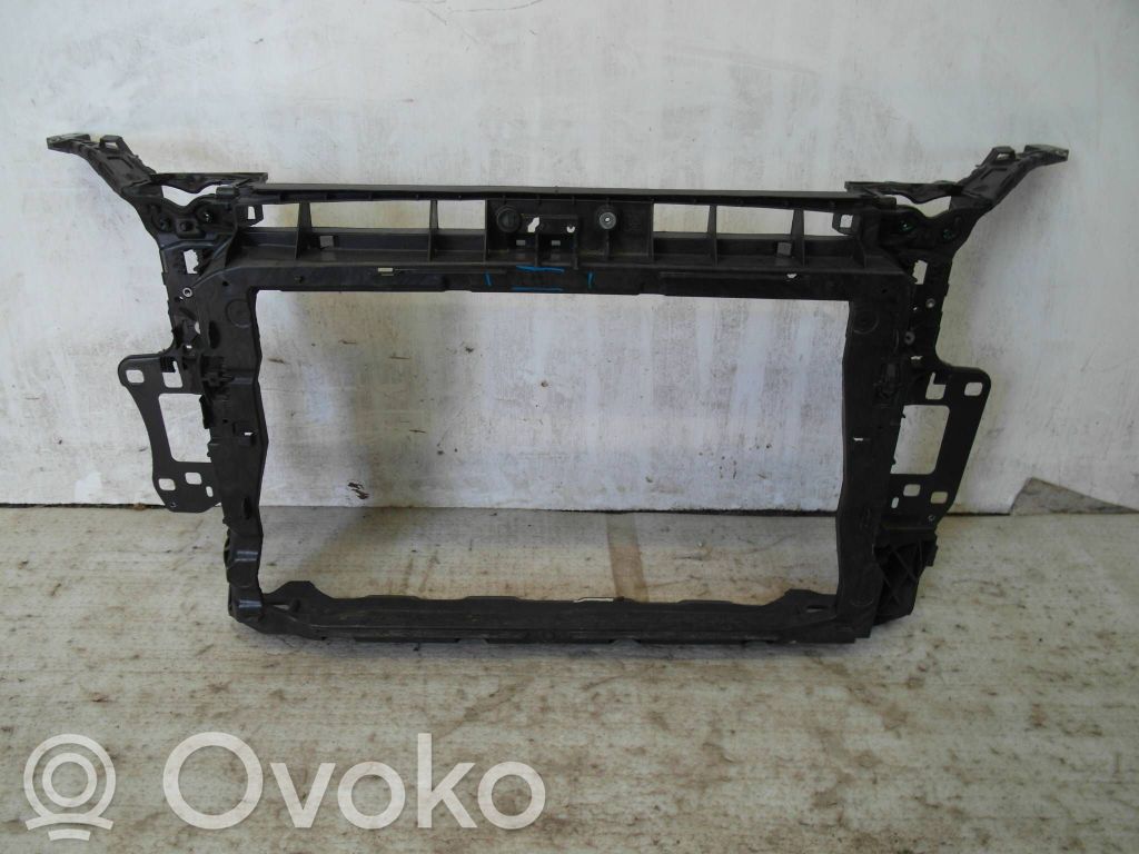 Audi Q3 F3 Pas przedni 