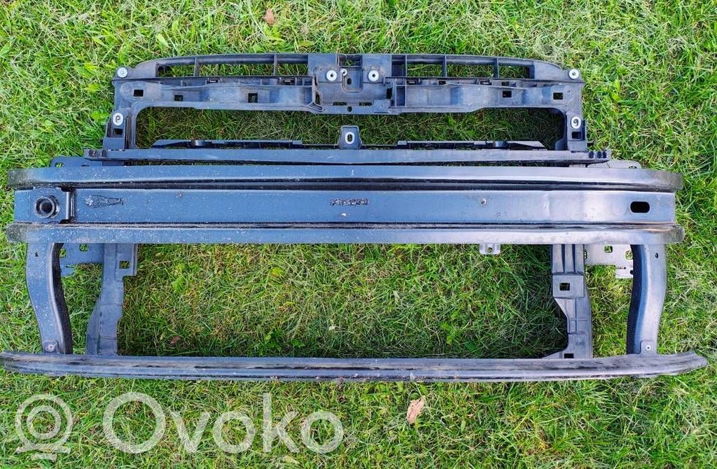 Volkswagen Golf VII Pas przedni 