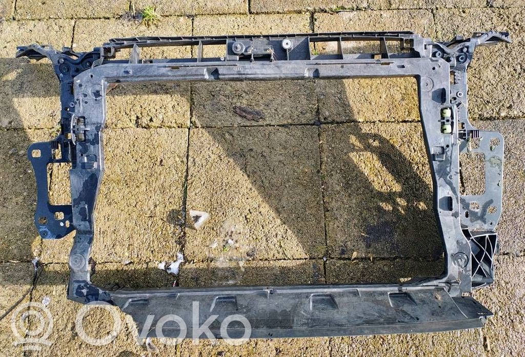 Audi Q3 F3 Pas przedni 