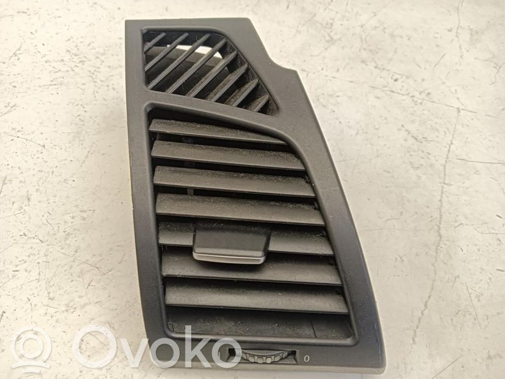 BMW 1 E81 E87 Centrinės oro grotelės 