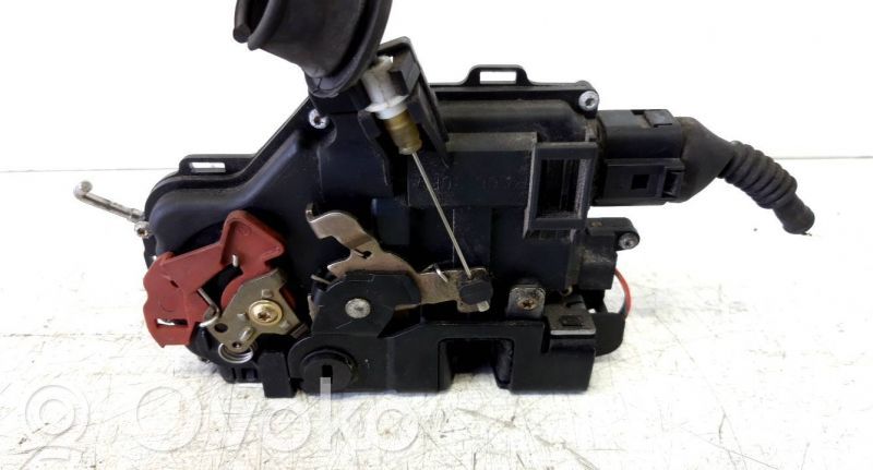 Audi A4 S4 B6 8E 8H Takaoven lukko 