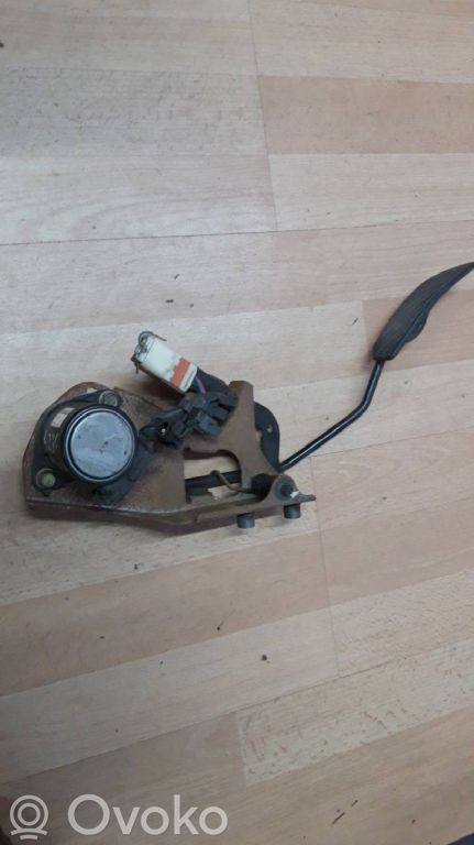 Accelerator throttle pedal