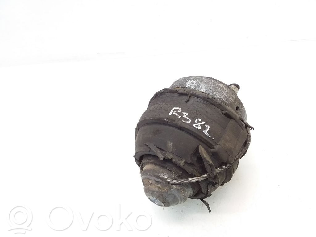 Volvo V70 Engine mount bracket 