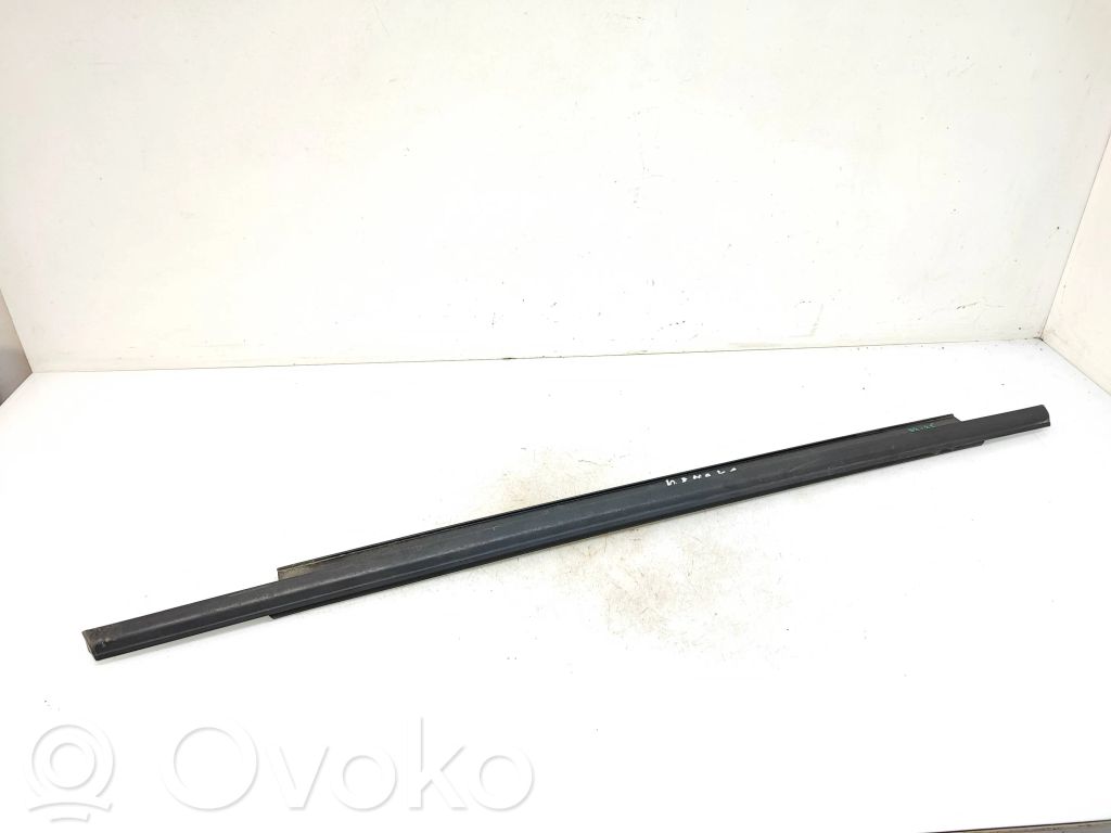 Audi A3 S3 8V Listwa / Uszczelka szyby drzwi tylnych 