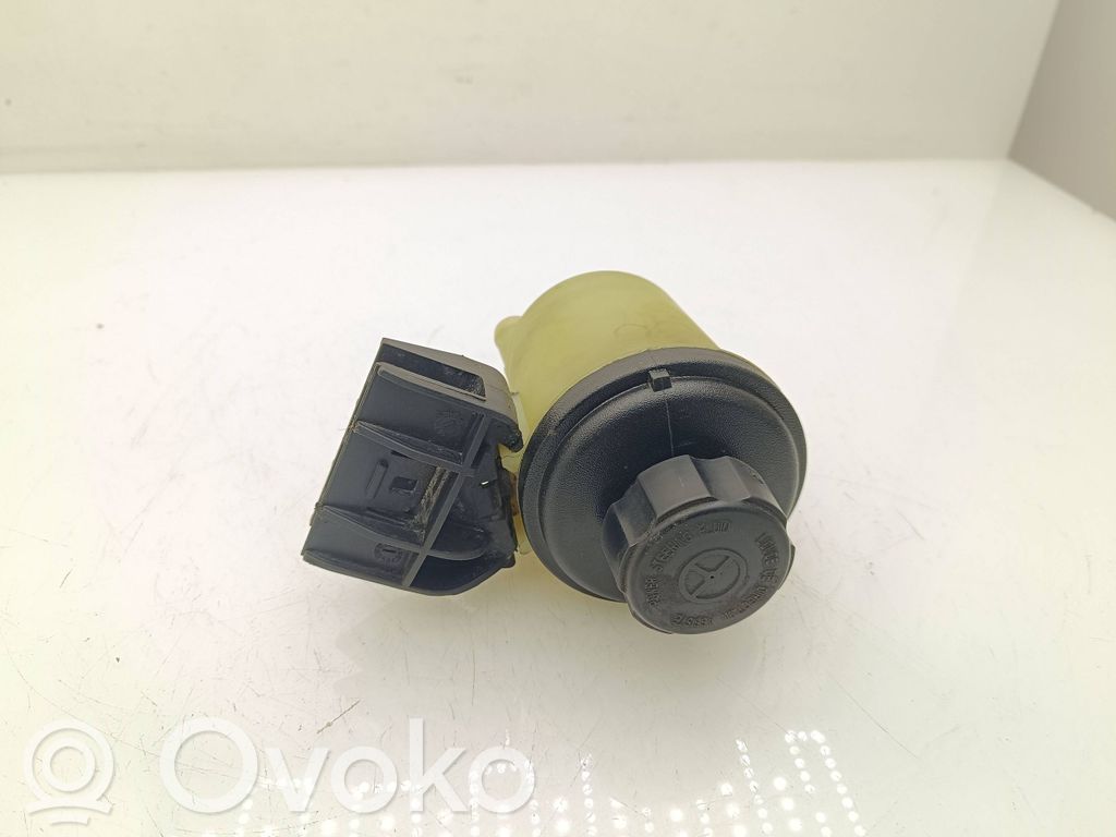 Ohjaustehostimen nestesäiliö   31302576
