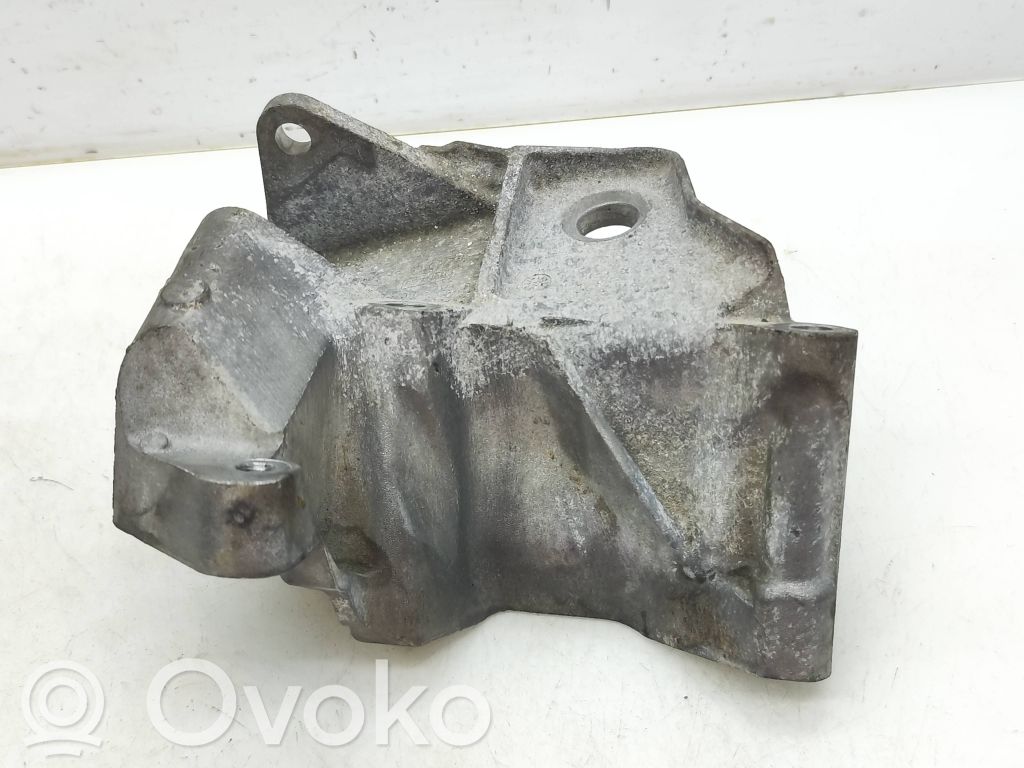 Volvo S60 Engine mounting bracket 