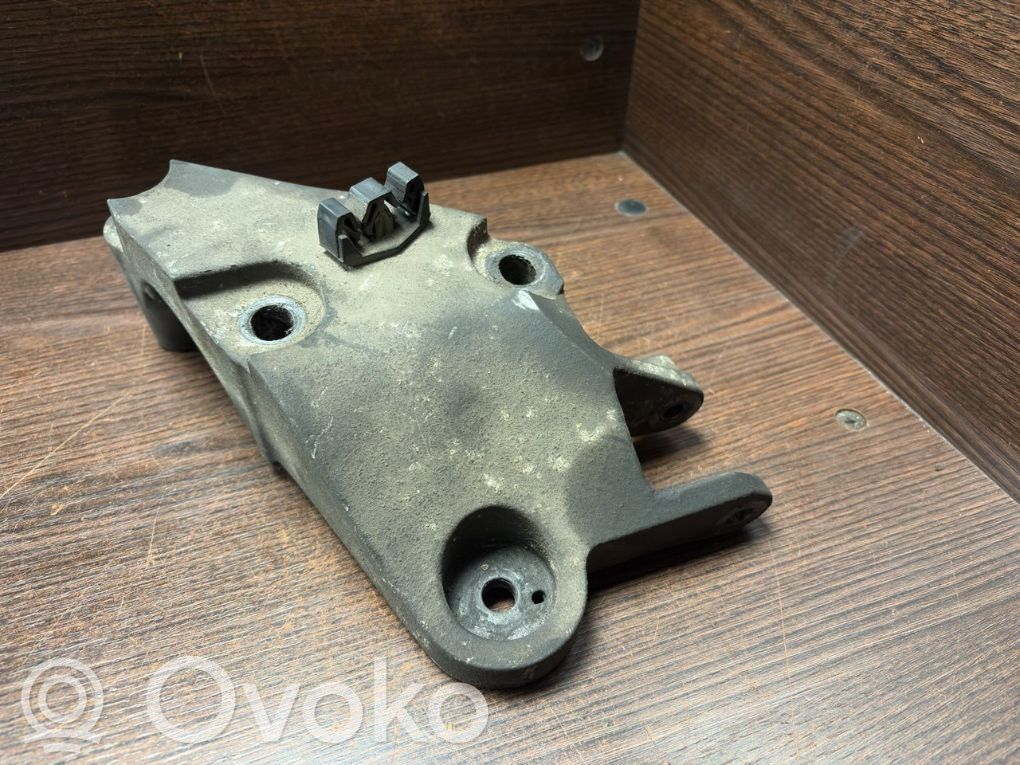 Engine mounting bracket   8200190553,8200190553