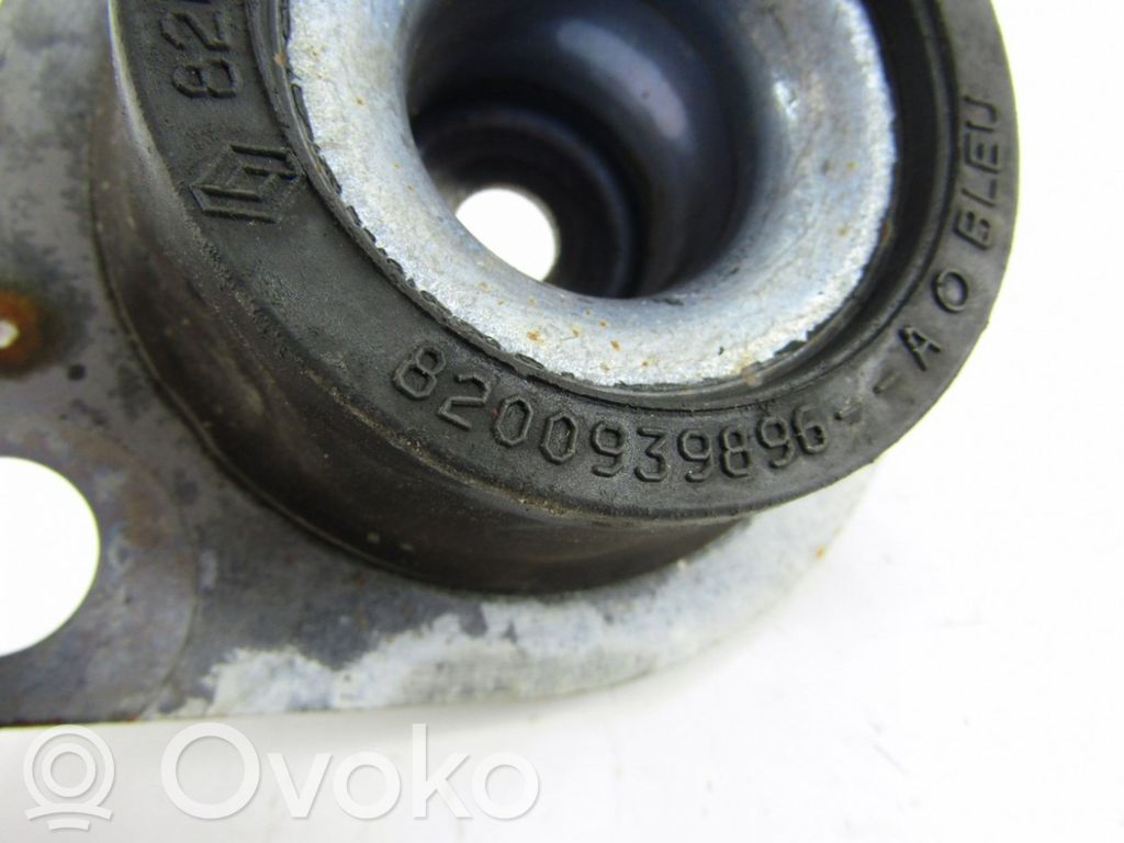 Renault Twingo II Engine mount bracket 