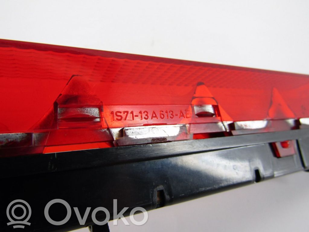 Kolmas/lisäjarruvalo   1S7113A613AE
