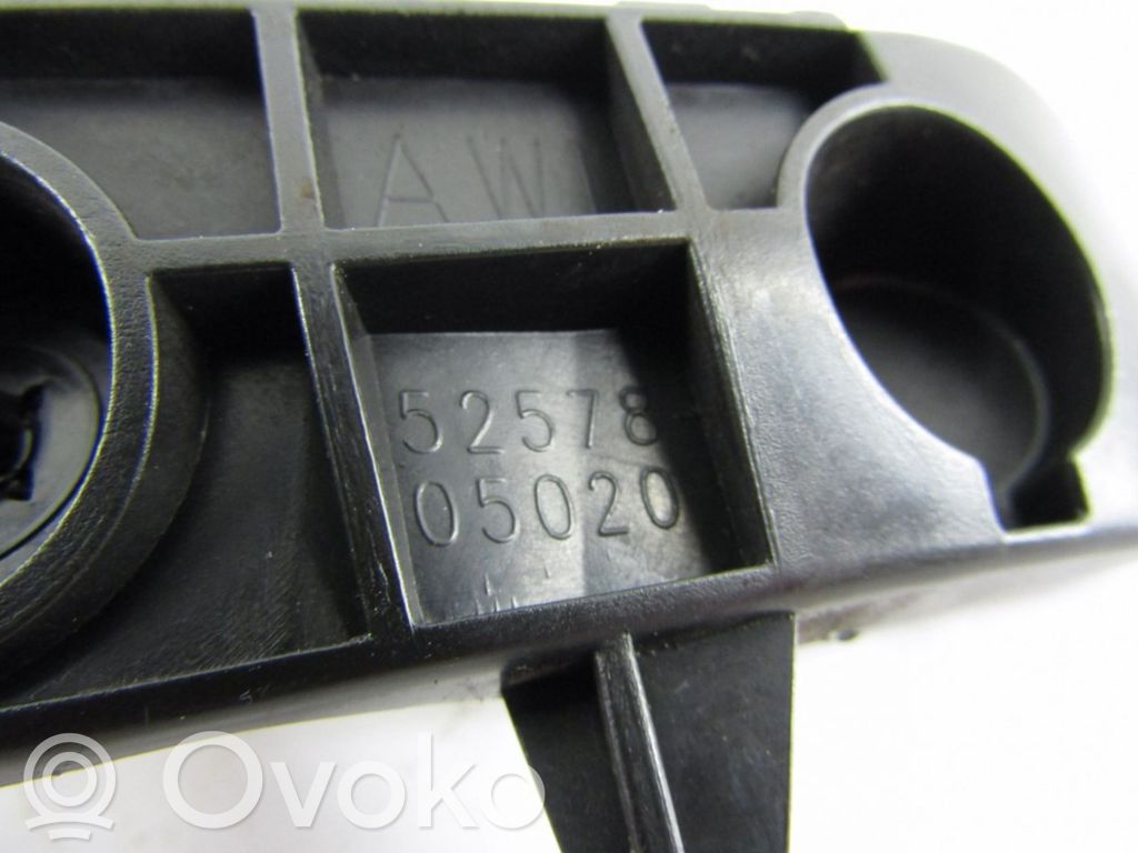Toyota Avensis T270 Uchwyt / Mocowanie zderzaka przedniego