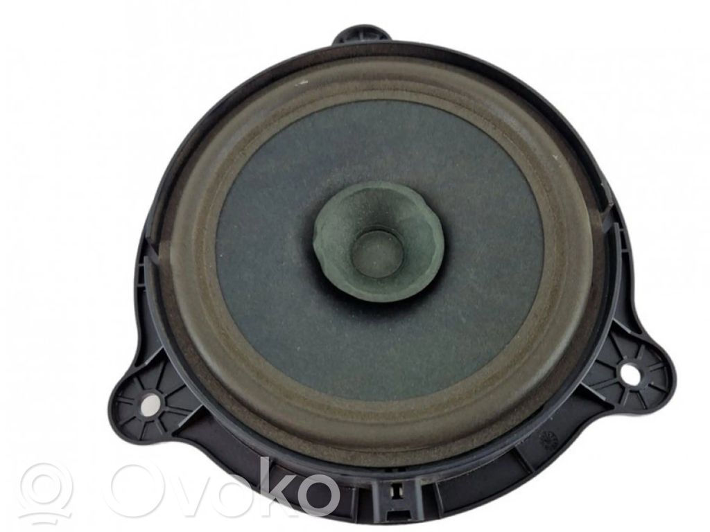 Enceinte de porte arrière   281569U00A