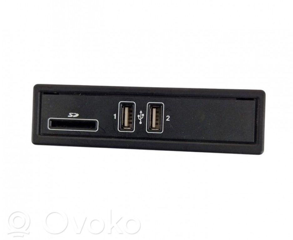 Enchufe conector entrada auxiliar   A2058200226