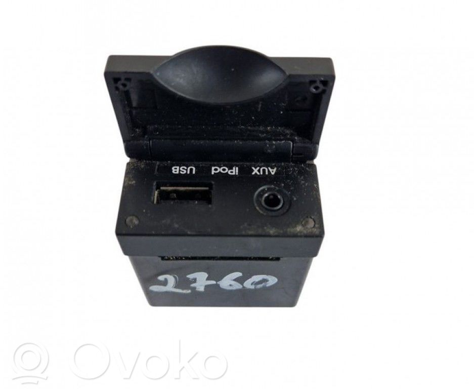 Hyundai i30 Enchufe conector entrada auxiliar 