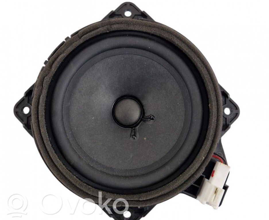 KIA Sorento High frequency speaker in the rear doors 