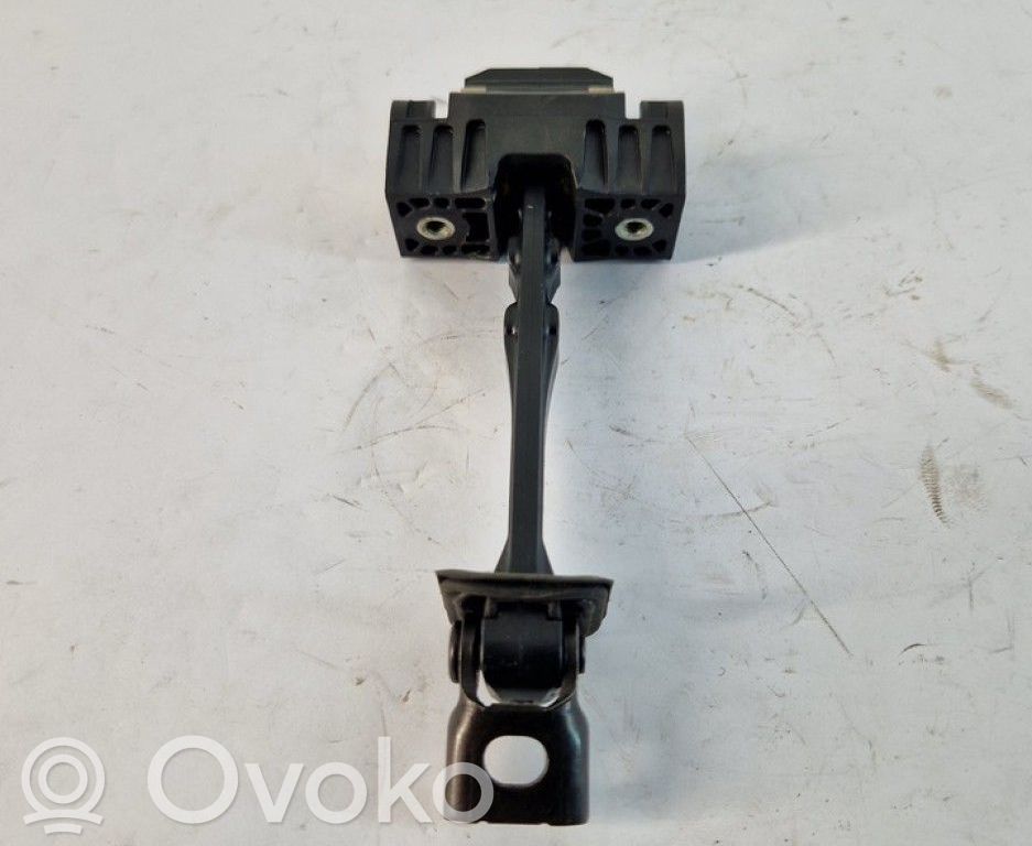 Volkswagen Jetta VI Takaoven pidätin