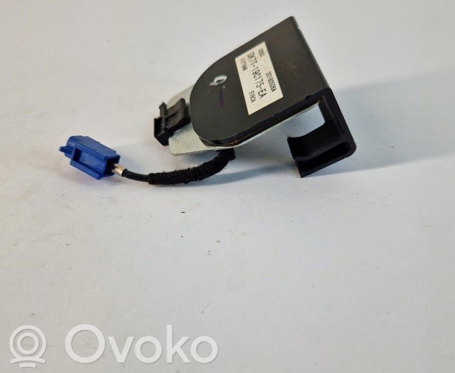 Ford Mondeo MK V GPS-pystyantenni 