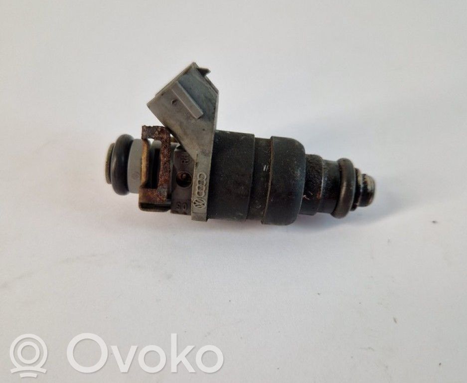 Volkswagen Golf V Injector combustibil 