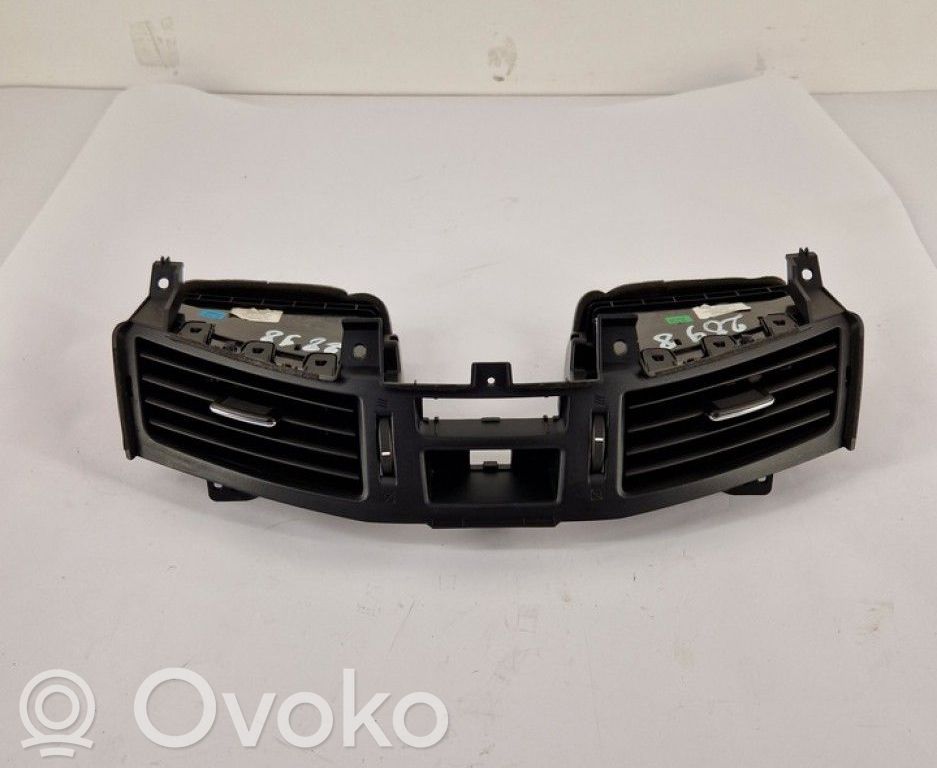Nissan Navara D23 Dysze / Kratki środkowego nawiewu deski rozdzielczej 