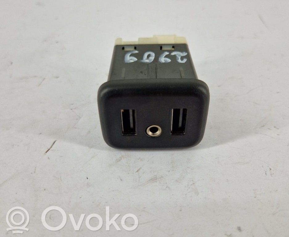 Opel Insignia B Enchufe conector entrada auxiliar 
