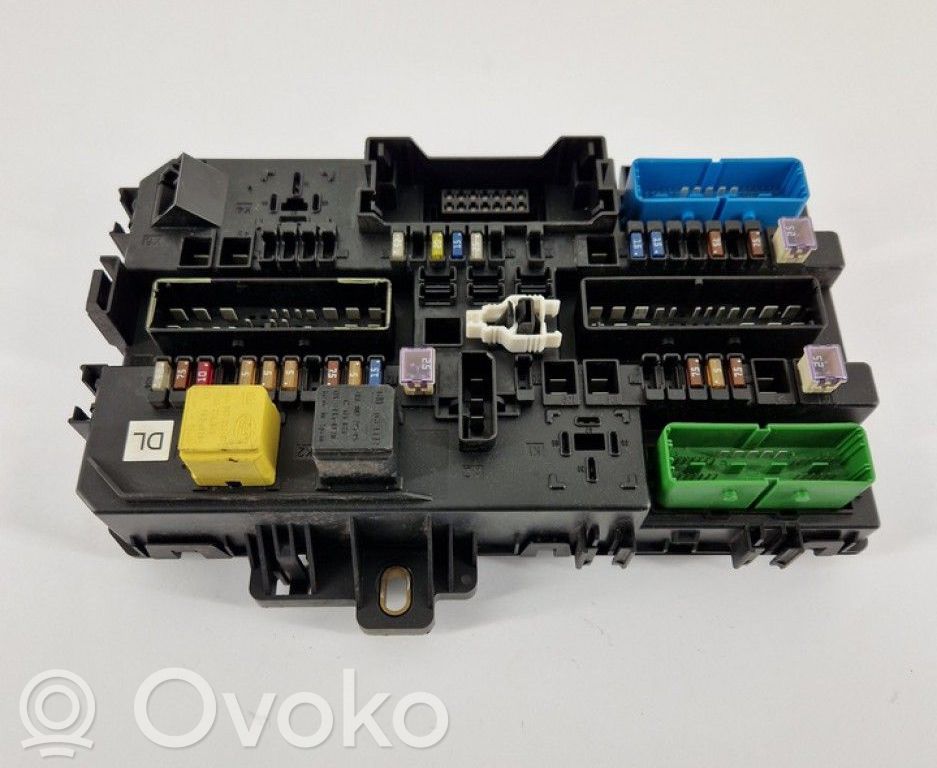 Opel Astra H Ramka / Moduł bezpieczników 