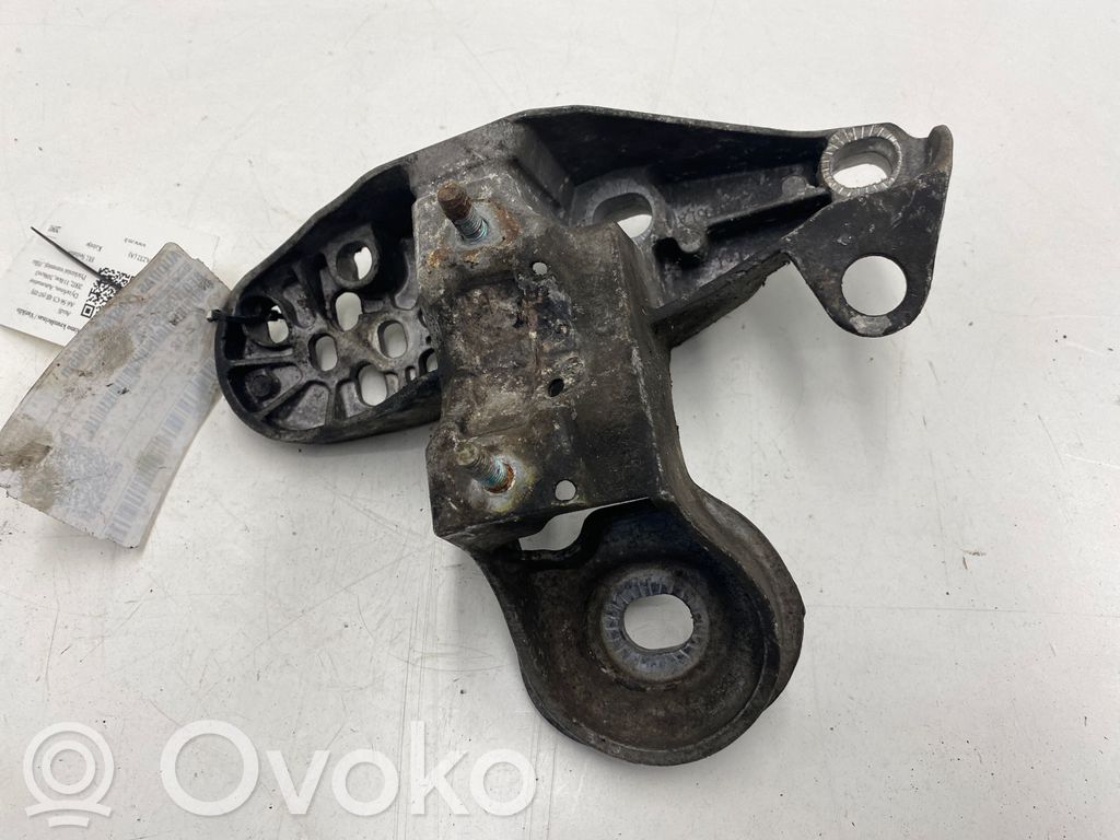 Audi A6 S6 C5 4B Engine mounting bracket 