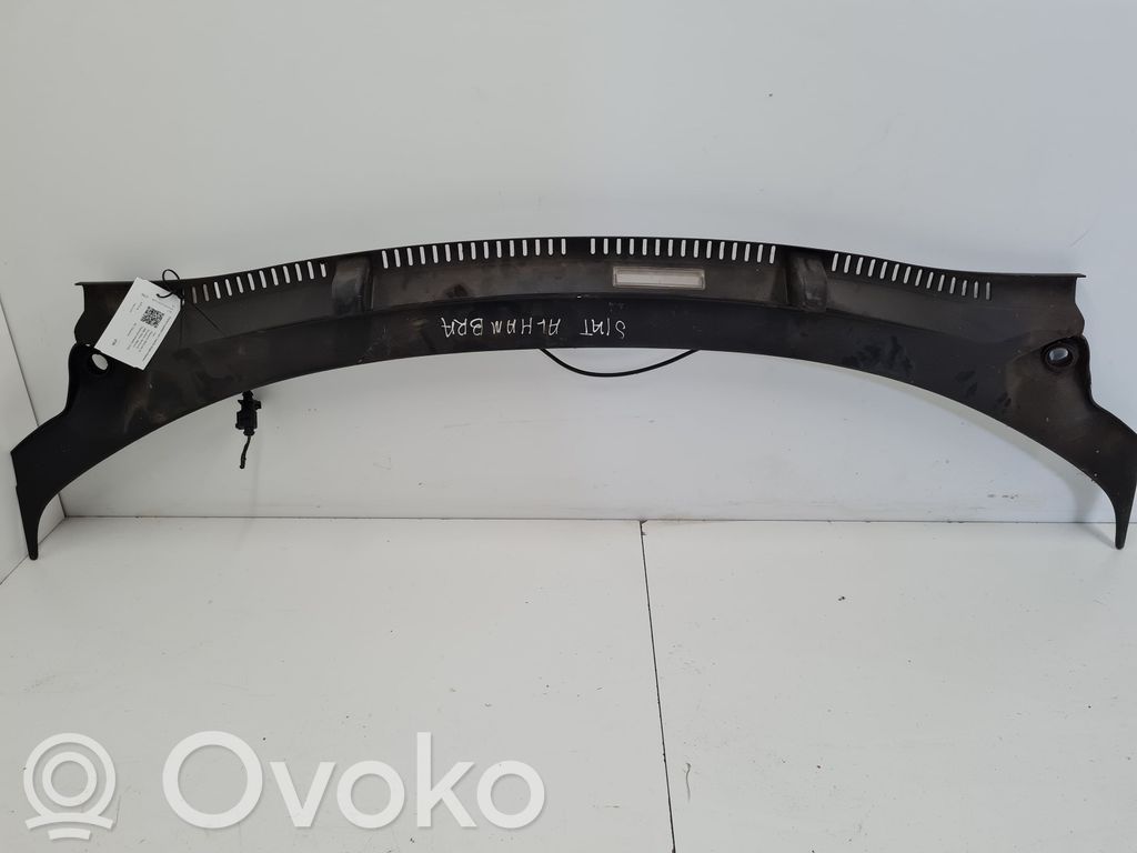Seat Alhambra (Mk1) Wiper trim 