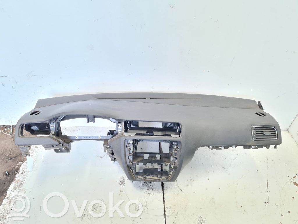 Volkswagen Jetta VI Deska rozdzielcza 