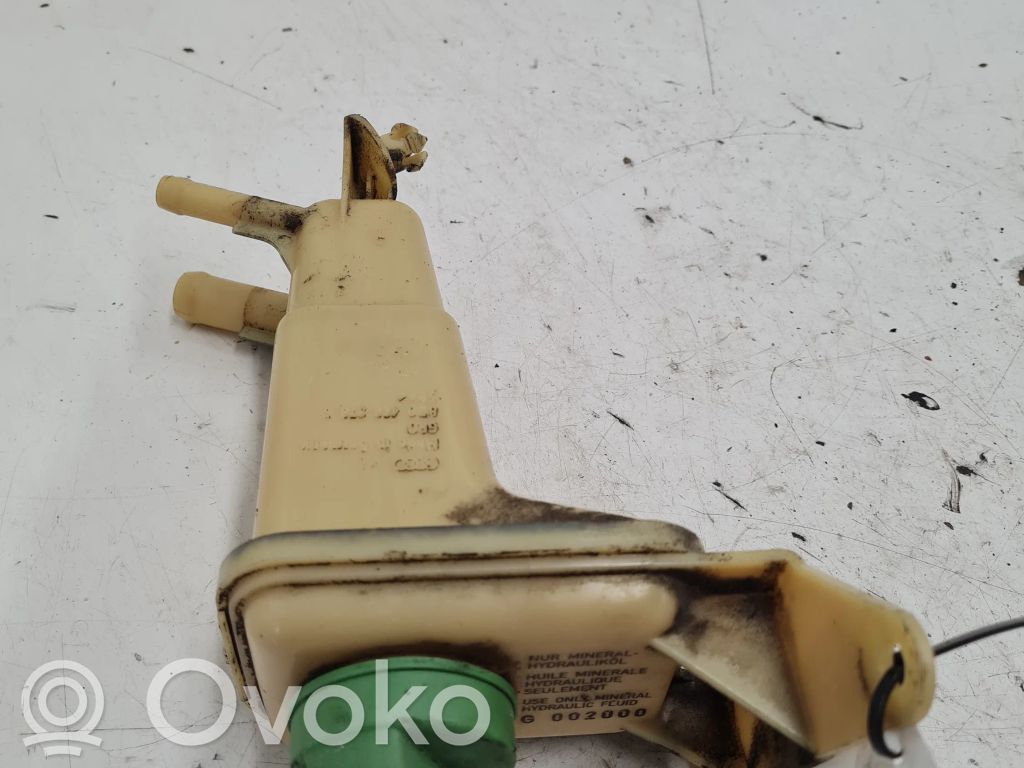 Audi A4 S4 B5 8D Ohjaustehostimen nestesäiliö 